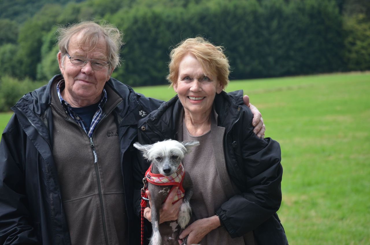 Stifterin Gunthild Luhs-Gmelin und ihr Ehemann Hagen Gmelin mit einem kleinen Hund auf einer Wiese
